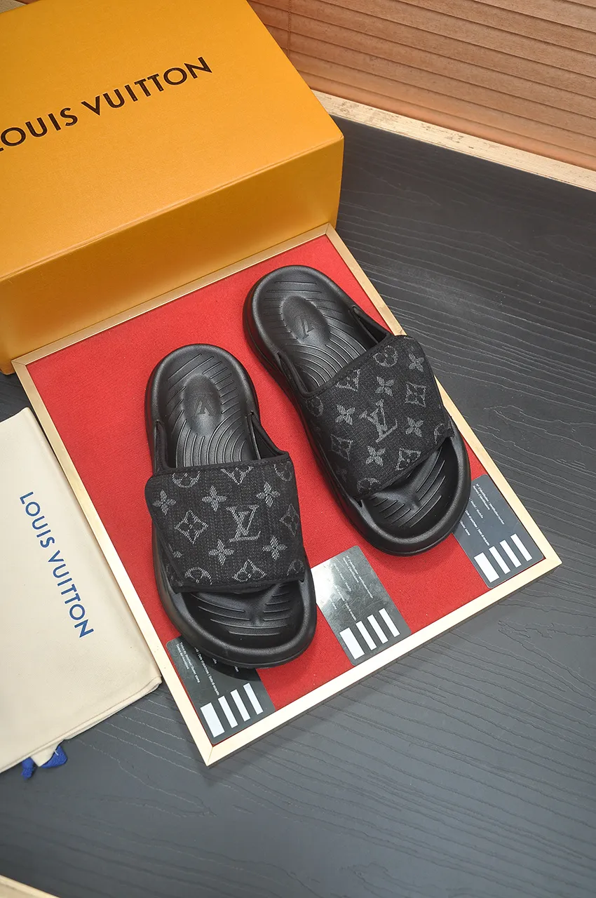 Men's men's shoes 💰340💶 [Louis Vuitton LV slippers] (high-end cowhide) counter 1:1 fashion style, a must-have for summer! The designer used LV’s iconic outsole. The original simple slippers instantly become fashionable! The upper is made of flexible special cowhide leather straps alternately, and the workmanship is exquisite! A must-have for stylish men in summer, size 38-45 (45 customized)